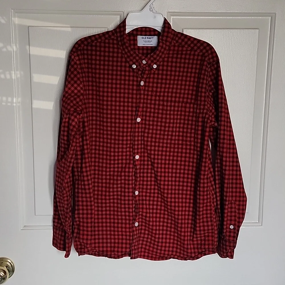 Old Navy boy's red and black plaid, buttondown, long sleeved shirt. XL (14-16).